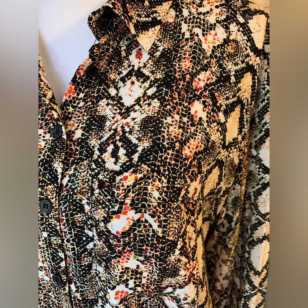 NWT Velvet Heart Snakeskin Button Down — SZ Large